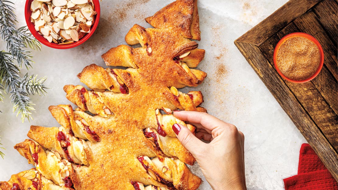 Cranberry-Cinnamon Roll Christmas Tree